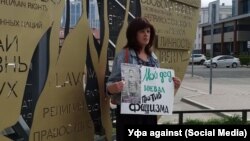 Julija Samojlova je privedena u Ufi pošto je držala natpis "Moj deda se borio protiv fašizma".