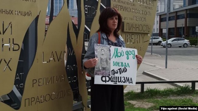 In Ufa, Yulia Samoilova was detained after she held up a sign reading, “My grandfather fought against fascism.”