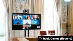 Відеоконференція лідерів країн G7, яка транслюється в Єлисейському палаці, Франція, 8 травня 2022 року