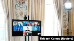 Imagine din timpul video-conferinței liderilor G7. Palatul Elysée.