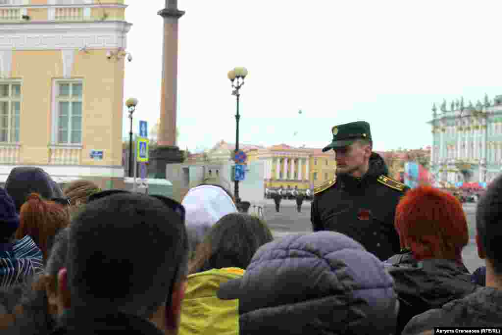 Военнослужащий в оцеплении на Дворцовой площади&nbsp;