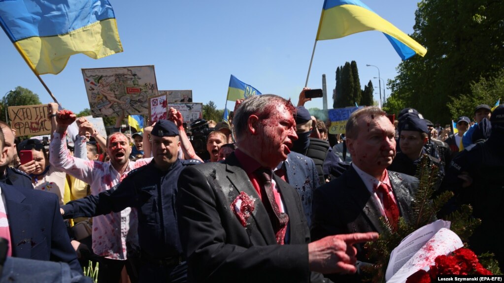 Інцидент стався під час церемонії покладання вінка на цвинтарі, де поховані солдати Червоної армії