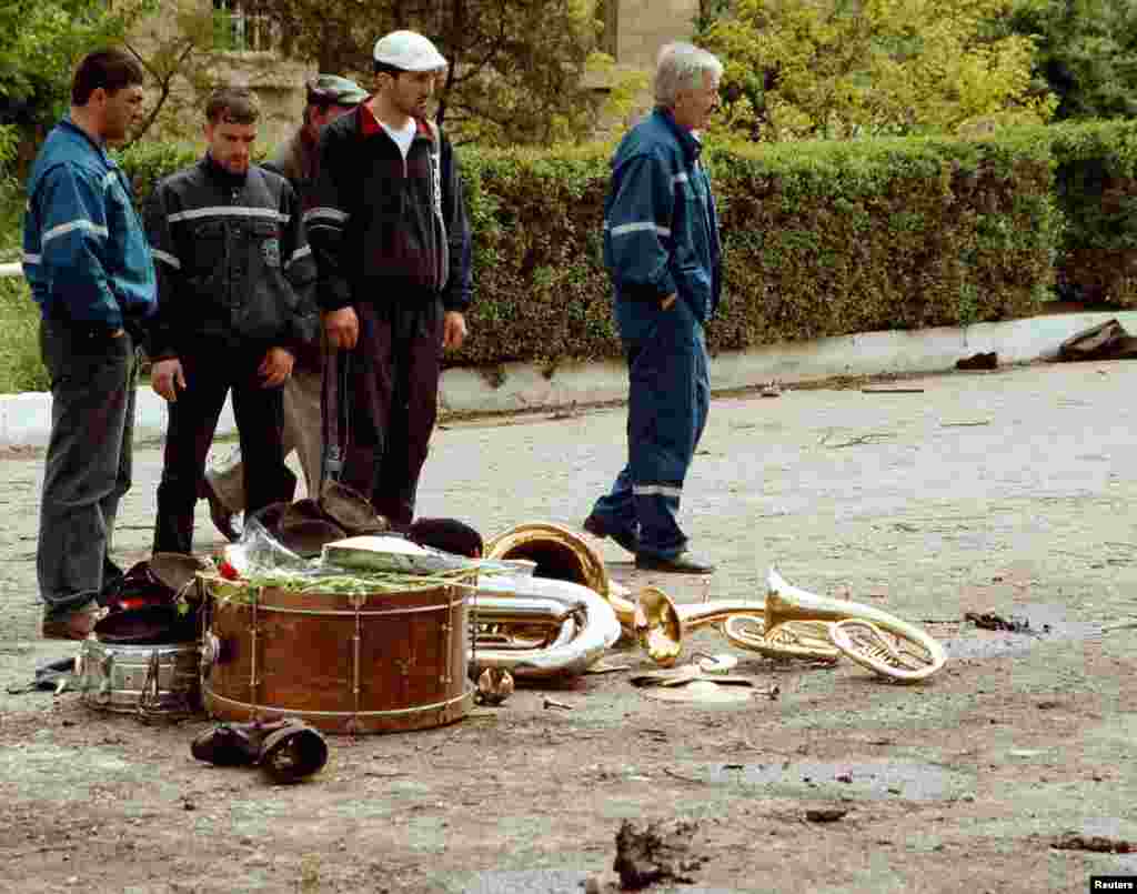 A 2002-es eseményen robbantásos merényletet követtek el Dagesztánban, Oroszország déli részén.&nbsp;A robbanószerkezetet egy bokorban rejtették el, és akkor robbant fel, amikor egy katonazenekar elhaladt mellette. A merényletnek több halálos áldozata is volt