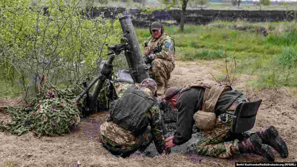 Українські військові готують міномет для обстрілу позиції російських військ. Харківщина, 9 травня 2022 року