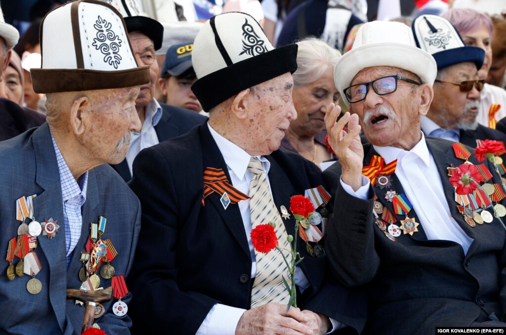 Veteranët e Luftës së Dytë Botërore marrin pjesë në festimet e Ditës së Fitores në Bishkek, më 9 maj.