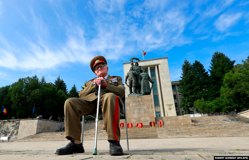 Veterani i Luftës së Dytë Botërore, Octavian Leru, qëndron ulur pranë Memorialit të Heronjve të Luftës së Dytë Botërore, pas një ceremonie që shënoi 77-vjetorin e Ditës së Fitores në Bukuresht më 9 maj.