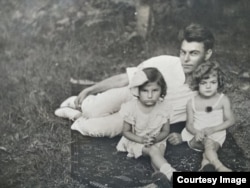 Грета Баум с отцом и сестрой