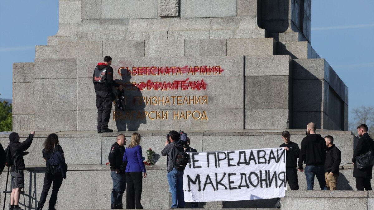 Паметникът на съветската армия в София се оказа боядисан с