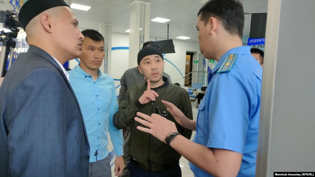 Заявившие о пытках после задержания во время январских событий пришли в прокуратуру Алматы. 6 мая 2022 года 