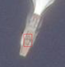 Неопознанная военная техника на палубе десантного катера проекта 21820 "Дюгонь" у берегов острова Змеиный, 9 мая