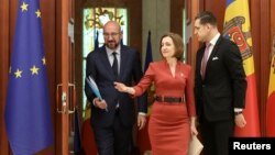 Președinta R. Moldova, Maia Sandu, îl ghidează pe președintele Consiliului European, Charles Michel, în timpul vizitei acestuia la Chișinău, pe 4 mai 2022.