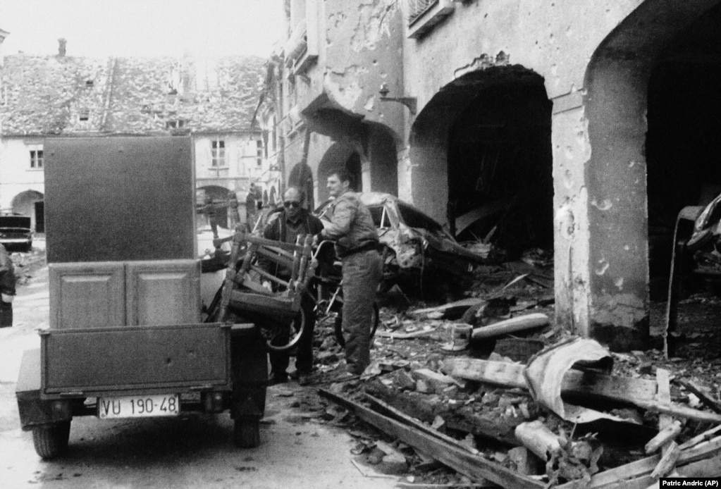 Një banor i Vukovarit largon pasuritë e mbetura nga shtëpia e tij e shkatërruar më 28 nëntor 1991. Më shumë se 2.000 njerëz u vranë gjatë rrethimit tremujor të këtij qyteti kroat.