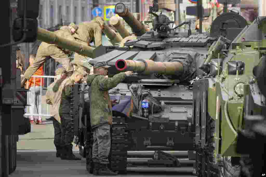 T&ndash;72-es tankokat készítenek elő orosz katonák egy nappal a győzelem napi felvonulás előtt Szentpétervárott