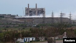 Vedere a clădirii deteriorate a combinatului siderurgic Azovstalm, care domină portul Mariupol, 5 mai 2022
