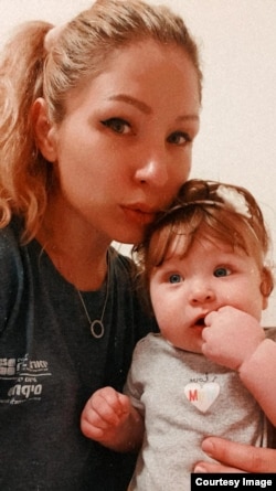 Anastasia și fiica ei de 8 luni, Asiya.