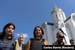 Ministrica vanjskih poslova Annalena Baerbock sipred crkve gdje je pronađena masovna grobnica nakon što su ruske snage napustile Buču. (10. maja 2022.)