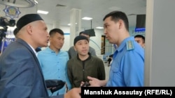 Косай Маханбаев (слева) и другие пережившие пытки в январе ходили в прокуратуру с требованием привлечь к ответственности виновных в издевательствах над ними. После одного из таких визитов Маханбаева отправили за решетку. Алматы, 6 мая 2022 года