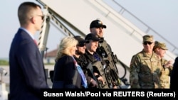 Prima doamnă Jill Biden pozează înainte de plecarea de la Baza Aeriană Mihail Kogălniceanu, spre București, vineri, 6 mai 2022. Susan Walsh/Pool via REUTERS