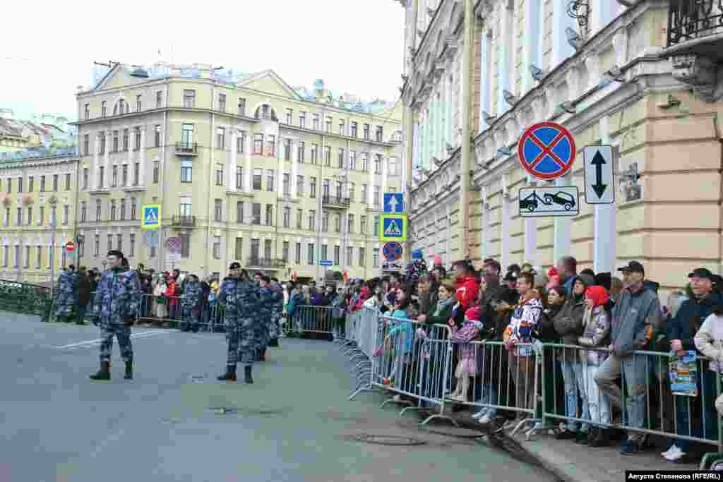 Жители и гости Петербурга посмотреть сам парад Победы на Дворцовой площади не смогли - территорию оцепили, а по периметру выставили полицию и сотрудников Росгвардии&nbsp;