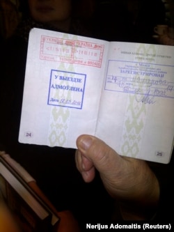 شوشکویچ در مارس ۲۰۱۲ مهر ممنوع الخروجی درج شده در گذرنامه‌اش را به خبرنگاران نشان می‌دهد
