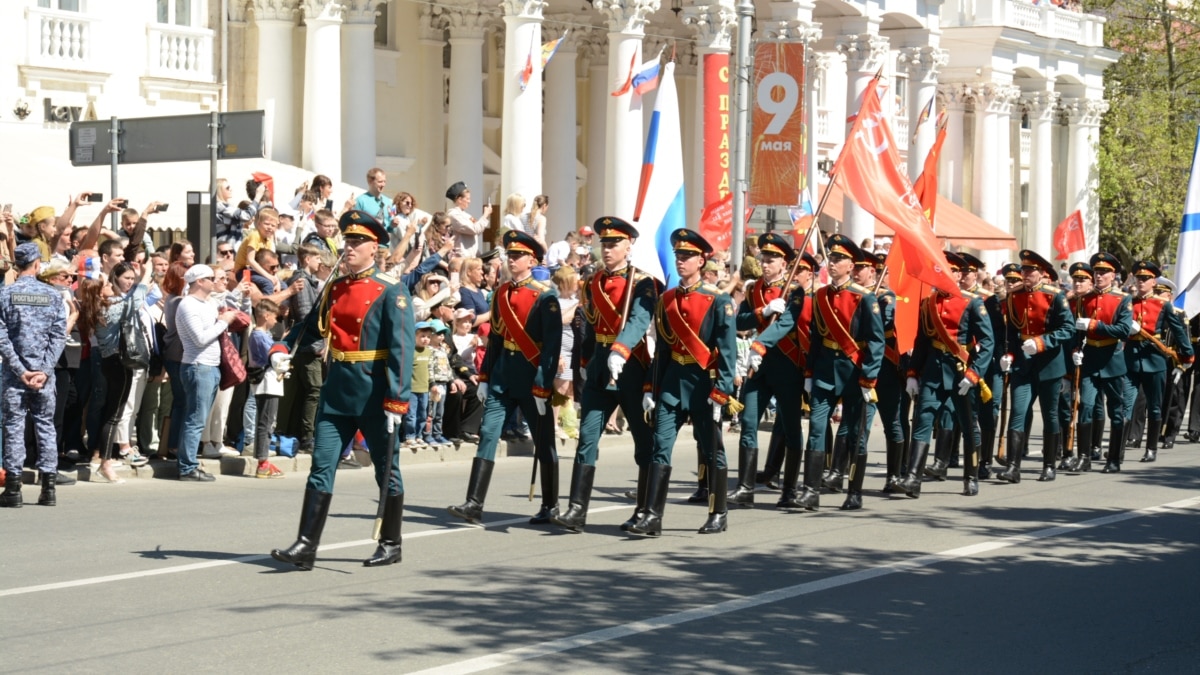 В России власти массово отменяют парады и шествия 9 мая. Что происходит?