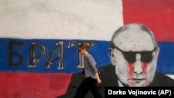 Docrtane crne naočare na lik Putina na muralu koji mu je posvećen, 7. maj 2022.