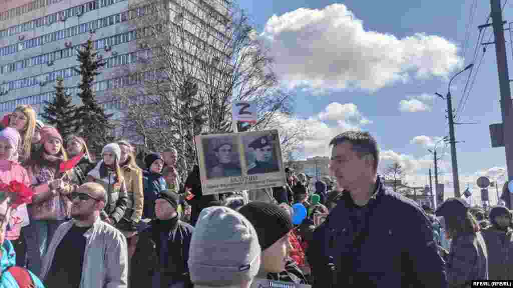 Участница парада Победы в Архангельске с табличкой с портретами своих родственников и Z-символикой.&nbsp;