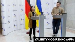 Анналена Бербок и глава МИД Украины Дмитрий Кулеба в Киеве, 10 мая. 