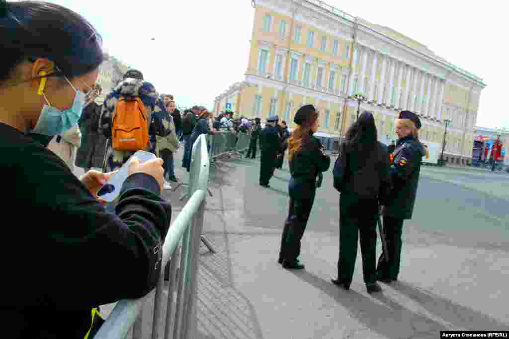 Жители и гости Петербурга посмотреть сам парад Победы на Дворцовой площади не смогли - территорию оцепили, а по периметру выставили полицию и сотрудников Росгвардии&nbsp;