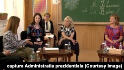 Prima doamnă a SUA Jill Biden, alături de prima doamnă Carmen Iohannis, a discutat cu mamele din Ucraina care i-au povestit experiențele grele prin care au trecut până să ajungă la București. 