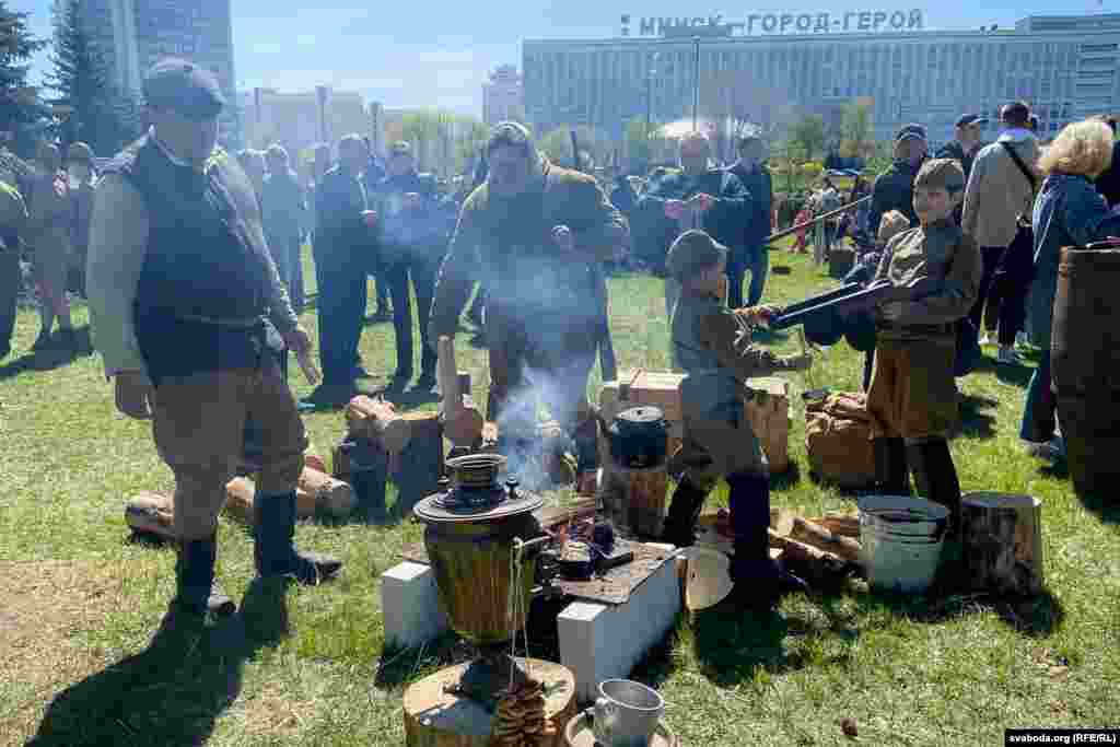 &laquo;Партызанскае мястэчка&raquo; непадалёк ад стэлы &laquo;Менск &mdash; горад герой&raquo;