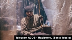 Один из раненых украинских военнослужащих на территории завода «Азовсталь» в Мариуполе