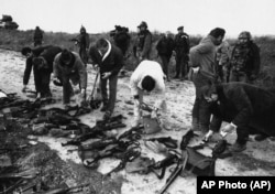 Țările din fosta Iugoslavie au fost inundate de arme în anii '90, în timpul conflictelor etnice. În această fotografie din noiembrie 1991 la Vukovar, trupele croate își predau armele armatei Iugoslave.