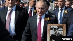 Владимир Путин с портретом отца на акции "Бессмертный полк"