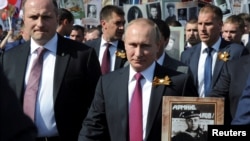 Владимир Путин с портретом отца на акции «Бессмертный полк».