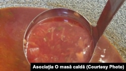 Borșul roșu, o supă de legume în care culoarea este dată nu de paprika sau bulion, ci de sfecla roșie.