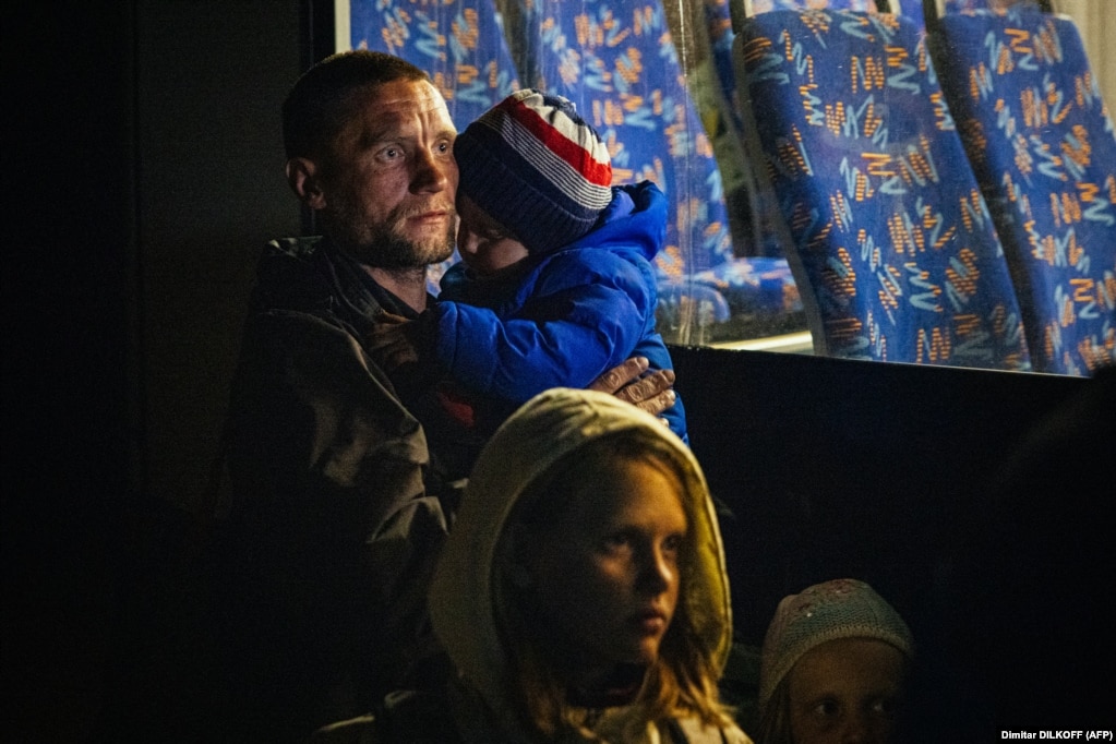 Një burrë dhe fëmijët e tij mbërrijnë nga Mariupol në një qendër regjistrimi dhe përpunimi të&nbsp; dhënash për personat e zhvendosur brenda vendit në Zaporizhja, Ukrainë.