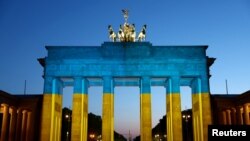Porta Brandenburg në Berlin e ndriçuar me ngjyrat e flamurit të Ukrainës.