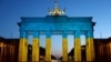 Poarta Brandenburg luminată în culorile Ucrainei, in semn de solidaritate, Berlin, Germania, 9 mai 2022