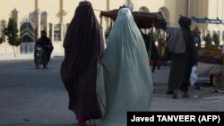 A May 7 decree from officials of the Taliban-led government calls for Afghan women to only show their eyes and recommends that they wear the head-to-toe burqa. (file photo)