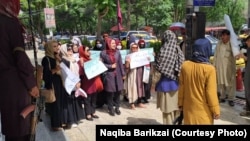 تعدادی از زنان معترض در کابل که طالبان مانع برگزاری گردهمایی آنان شده اند. 
