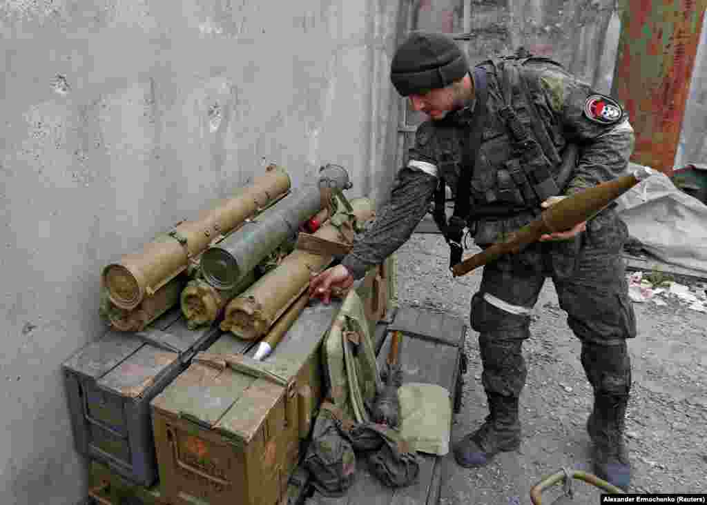 Oroszország-párti fegyveres RPG-vel a kezében Mariupolban május 5-én