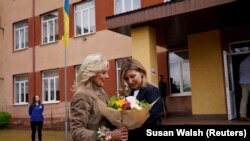 ԱՄՆ-ի և Ուկրաինայի առաջին տիկնայք` Ջիլ Բայդենը և Օլեսյա Զելենսկան, Ուժգորոդ, Ուկրաինա, 8 մայիսի, 2022թ.