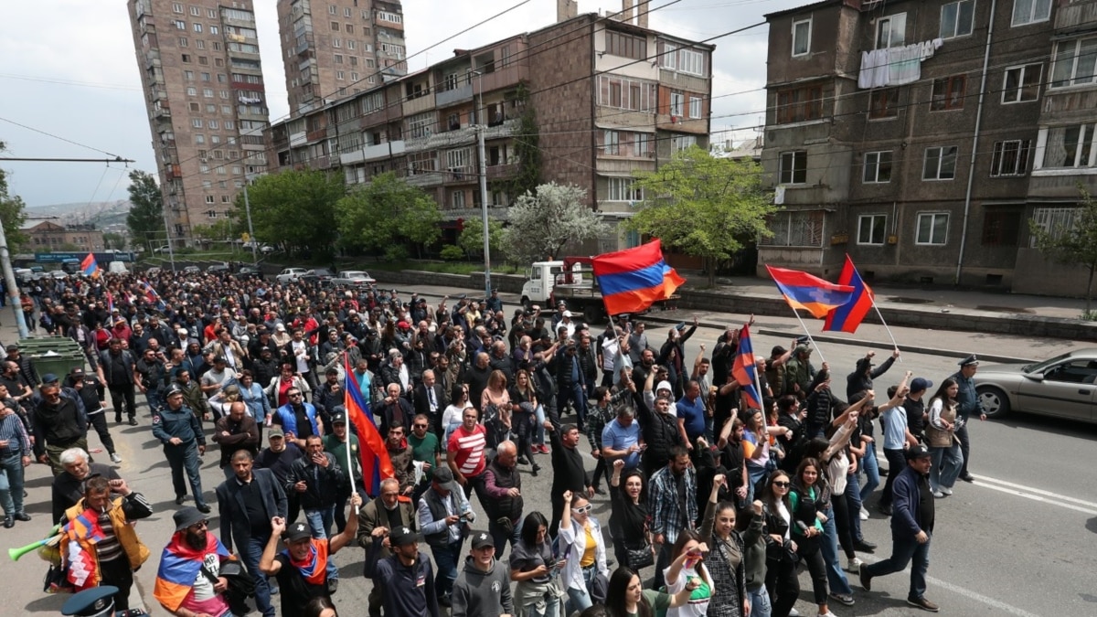 The opposition is marching in Yerevan