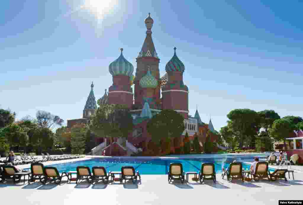 Отель Kremlin Palace в Анталье популярен среди российских туристов. Фасад отеля напоминает одну из главных достопримечательностей Москвы – Собор Василия Блаженного 