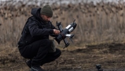 Військовослужбовець підрозділу ППО 420-го окремого батальйону безпілотних систем «Хорт» готує дрон-перехоплювач P1-Sun FPV до запуску, Харківська область, 18 березня 2026 року