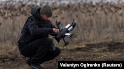 Військовослужбовець підрозділу ППО 420-го окремого батальйону безпілотних систем «Хорт» готує дрон-перехоплювач P1-Sun FPV до запуску, Харківська область, 18 березня 2026 року