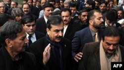 Prime Minister Yousaf Raza Gilani (center) faced a cabinet crisis over the issue.