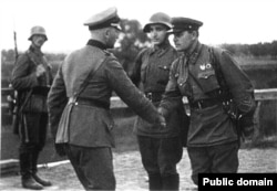 Рукопожатие немецкого и советского офицеров на одном из участков фронта в Польше, где войска новоиспеченных союзников вошли в соприкосновение