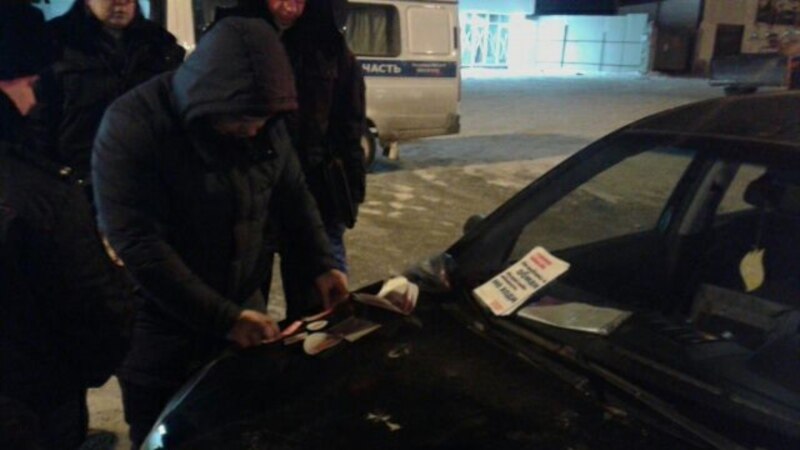 Казанда полиция Навальный штабы волонтерының машинасын туктатып, листовкалар алган